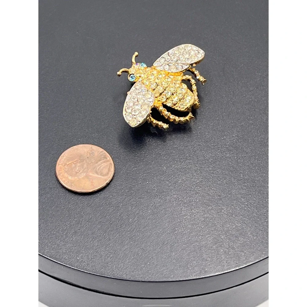 Kenneth Jay Lane KJL Signed Gold Tone Rhinestone Queen‎ Bee Blue Eyes Brooch Pin